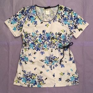 Cherokee Runway Floral Scrub Top Size Small